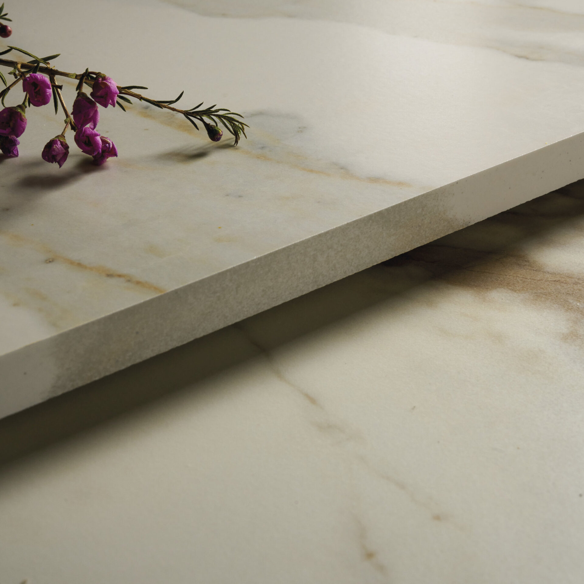 ss-ss03-calacatta_calacatta_macchia_vecchia-4d-_-320160-amb5-flowers_side (1)