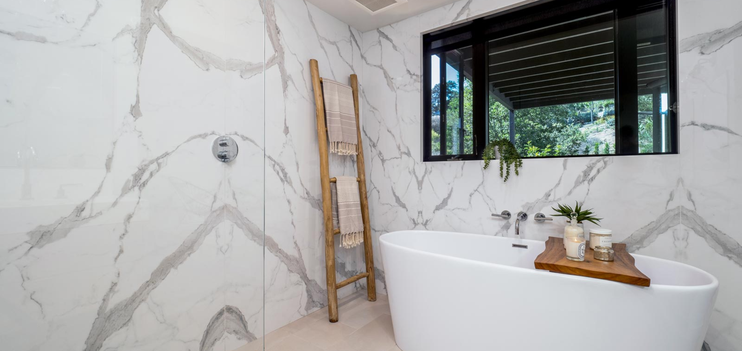 Bluebird canyon residence - porcelain bookmatch in bathroom